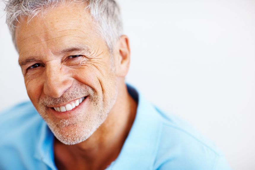 homem sorrindo implante aqua neodent